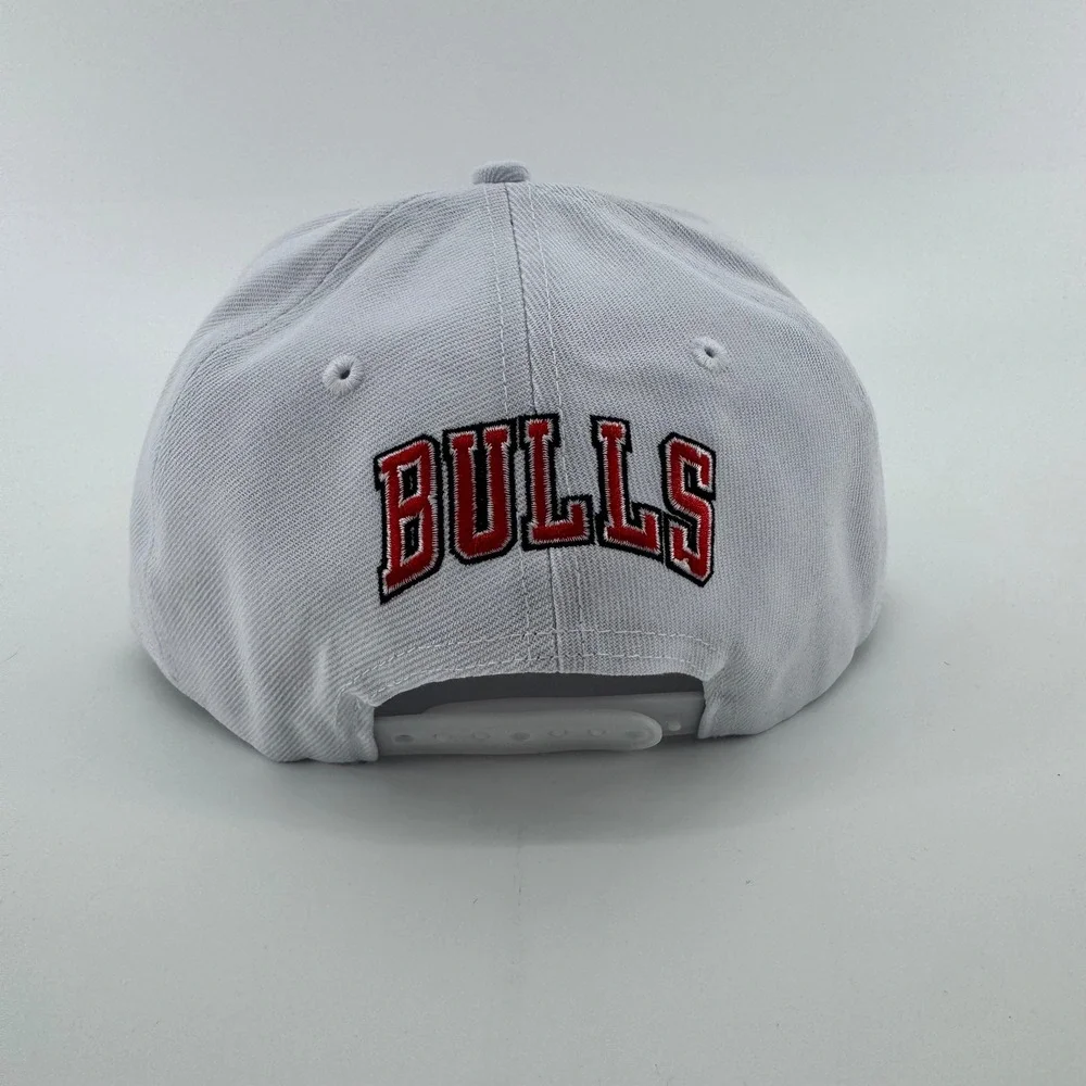 Ultra Game Chicago Bulls NBA Snapback Hat White Red Flat Brim VGMG481F OSFM